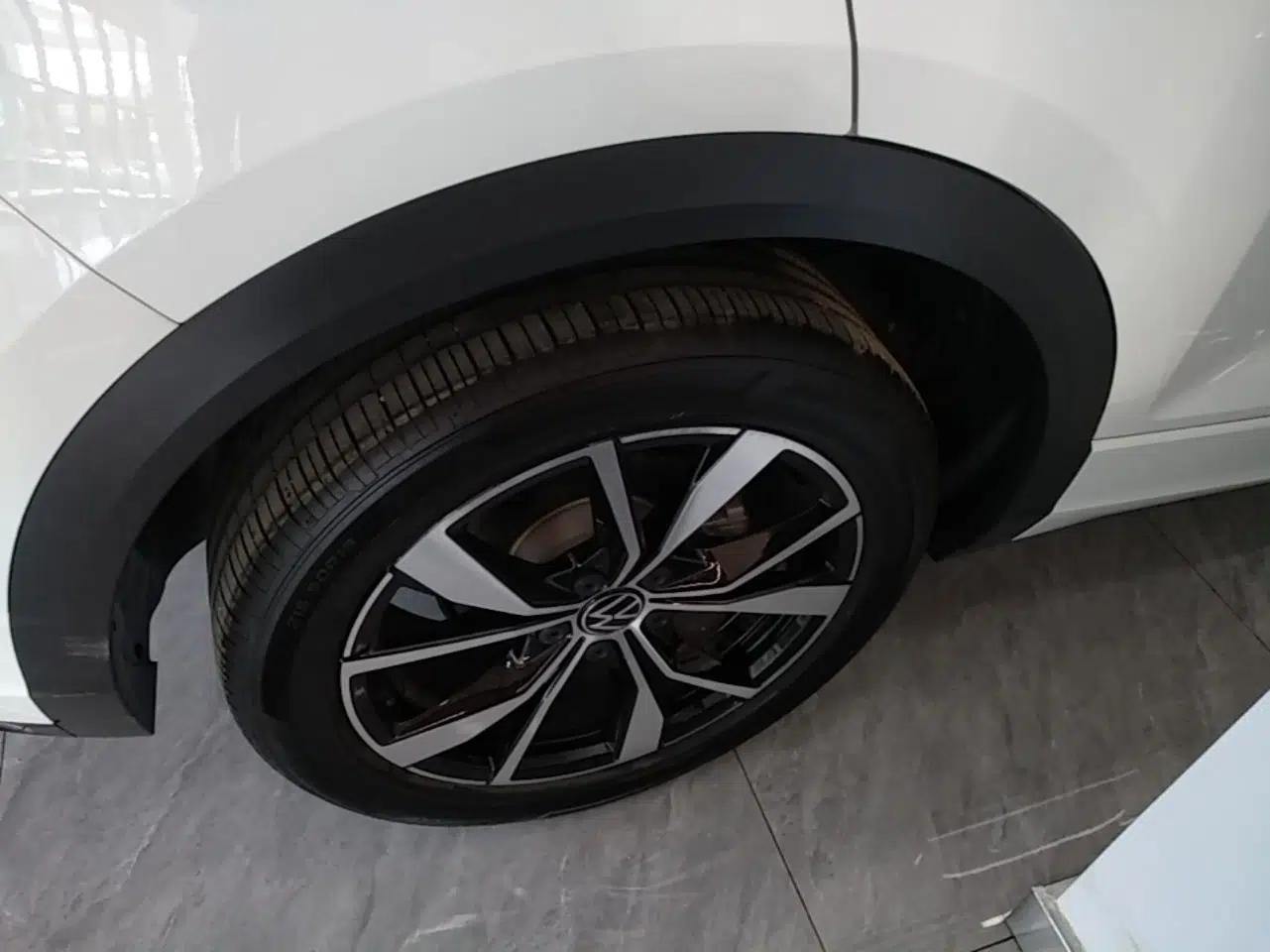 Volkswagen T-ROC 2024 300TSI DSG Two-Wheel-Drive Chen Guang Edition — миниатюра 11
