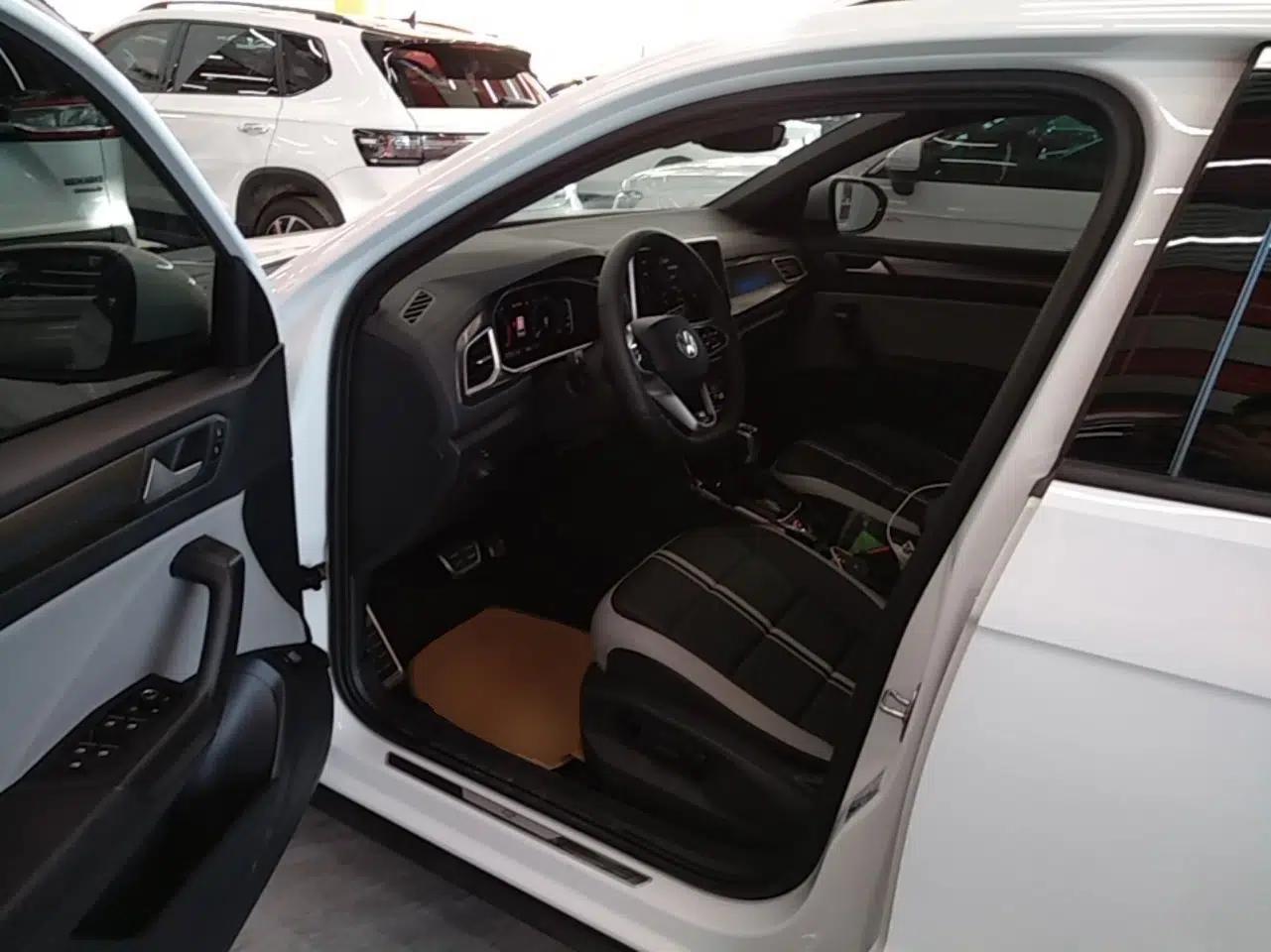 Volkswagen T-ROC 2024 300TSI DSG Two-Wheel-Drive Chen Guang Edition — миниатюра 22