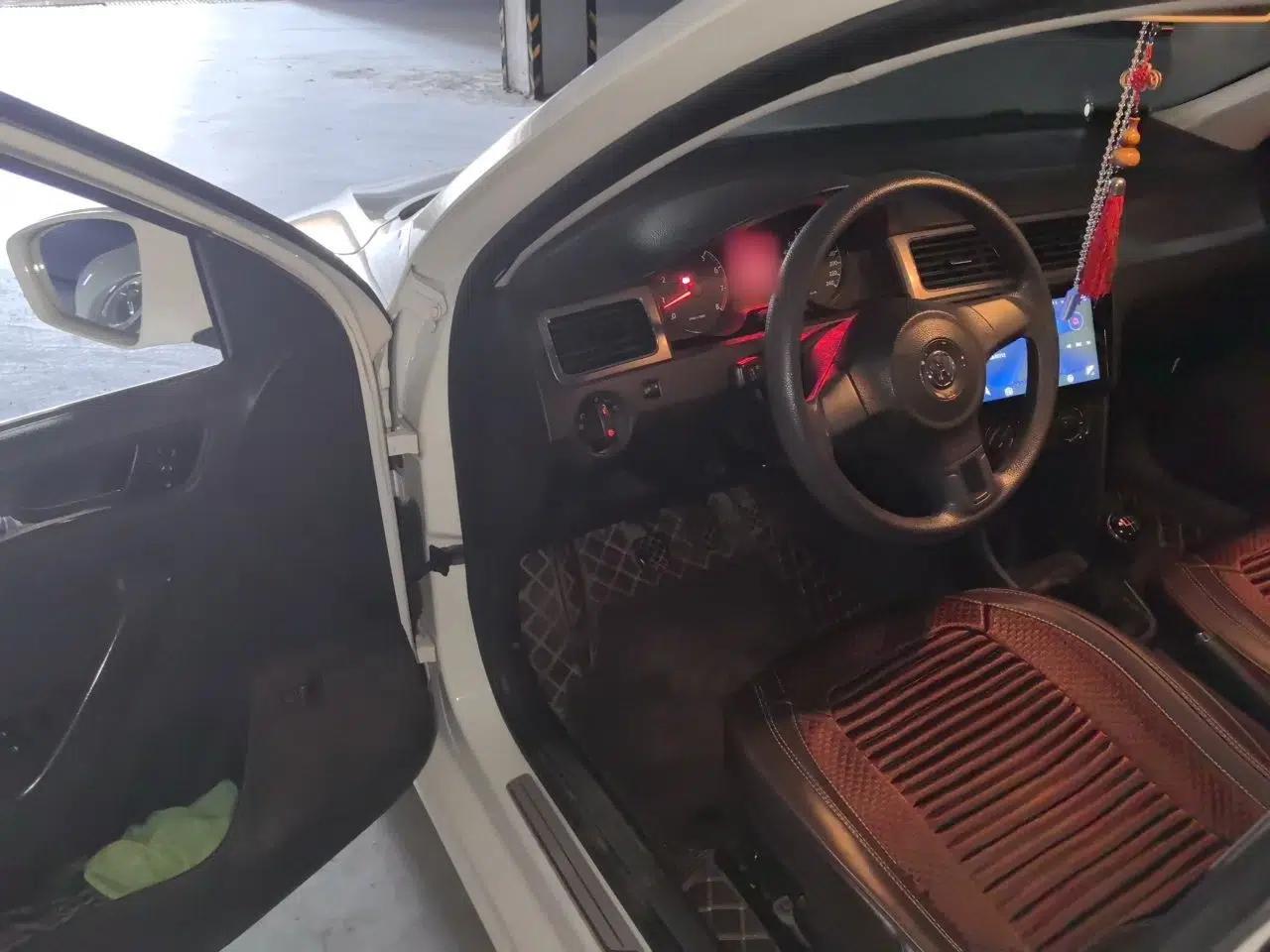 Volkswagen Santana 2015 1.4L Manual Comfort Edition — миниатюра 16
