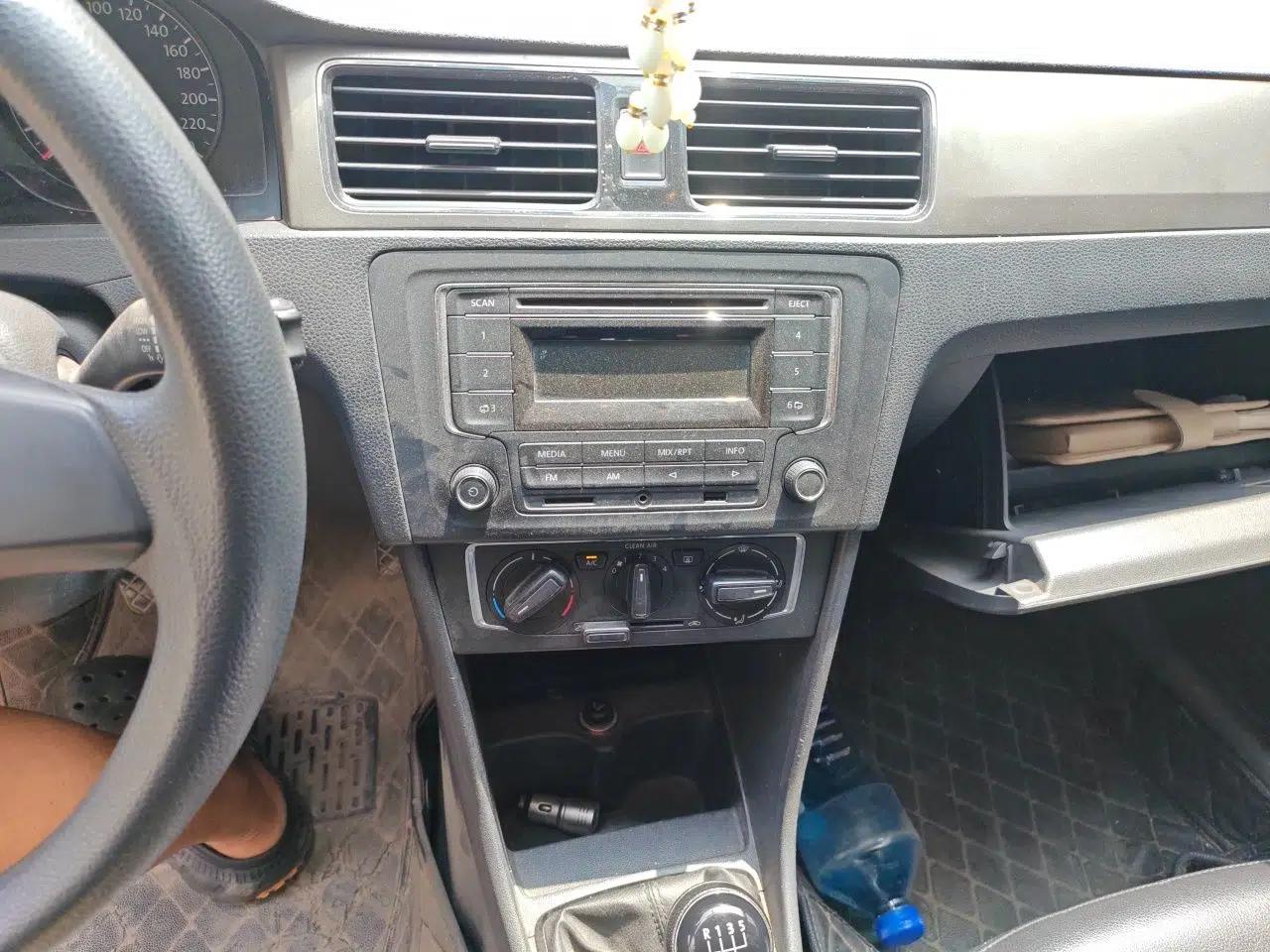 Volkswagen Santana 2015 1.4L Manual Comfort Edition — миниатюра 13