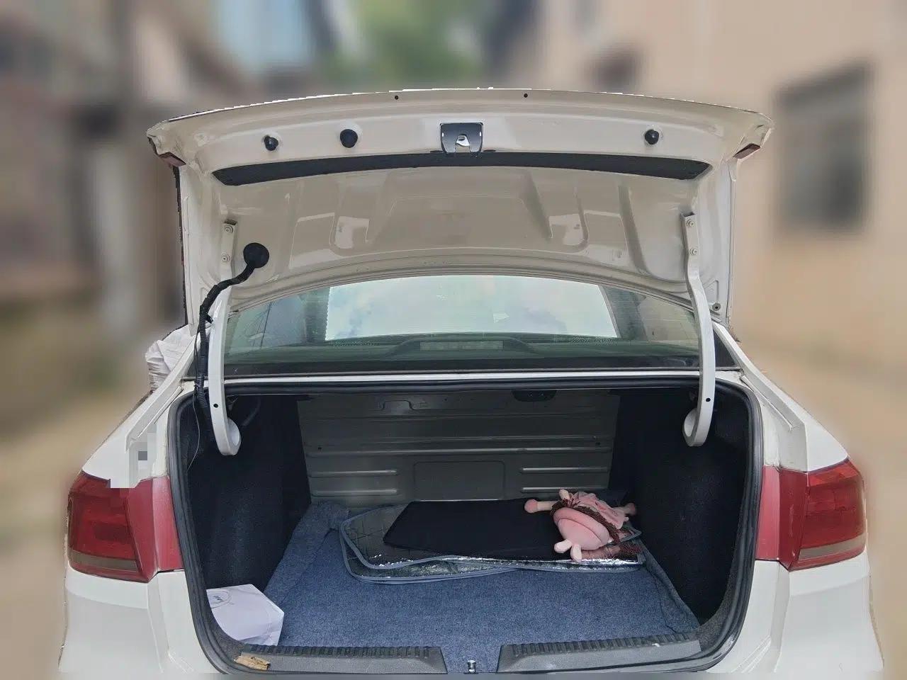 Volkswagen Santana 2013 1.6L Automatic Comfort Edition — миниатюра 19