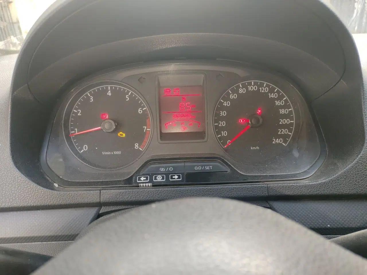 Volkswagen Jetta 2013 1.6L Manual Fashion Edition — миниатюра 11