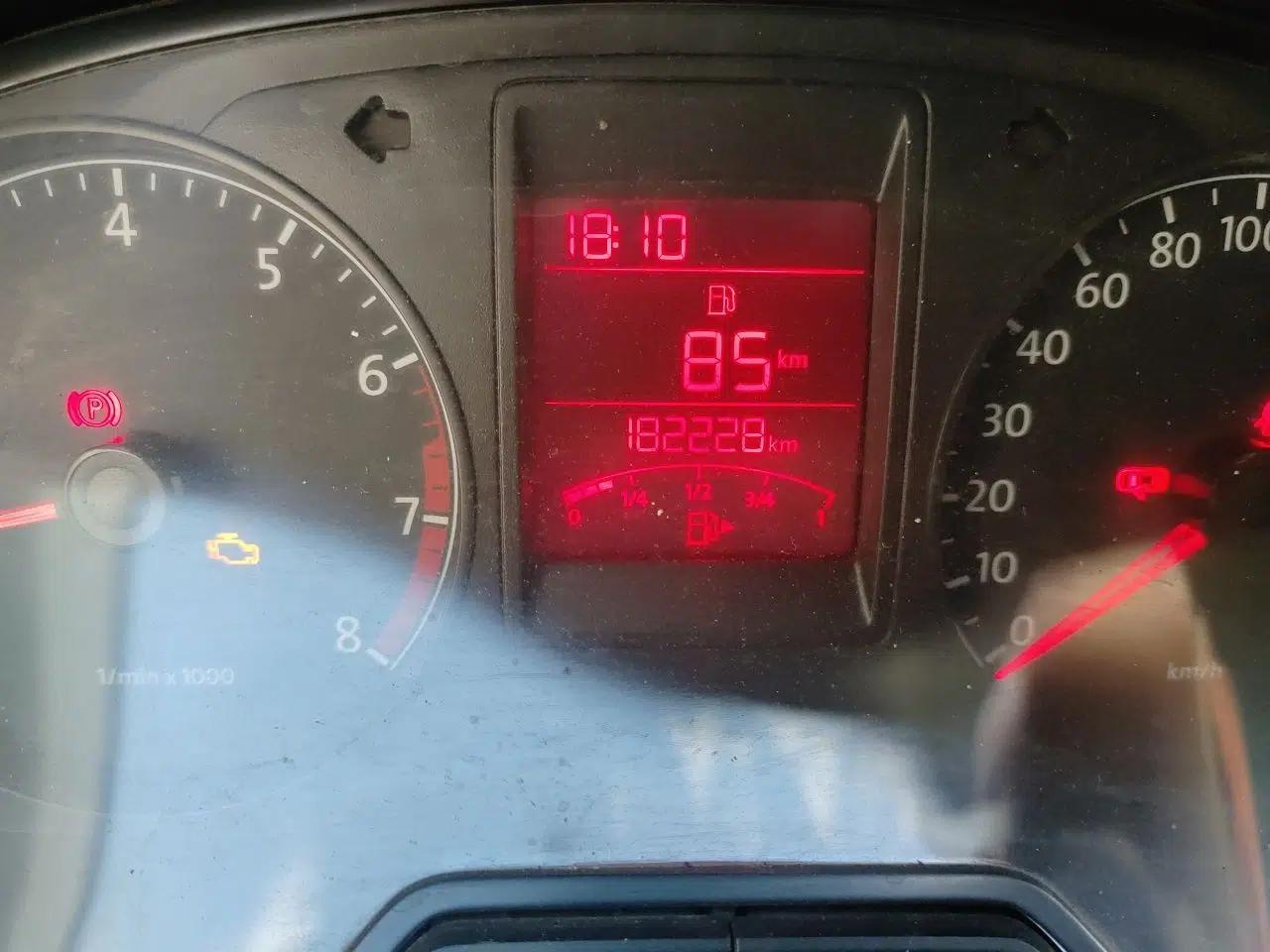 Volkswagen Jetta 2013 1.6L Manual Fashion Edition — миниатюра 12