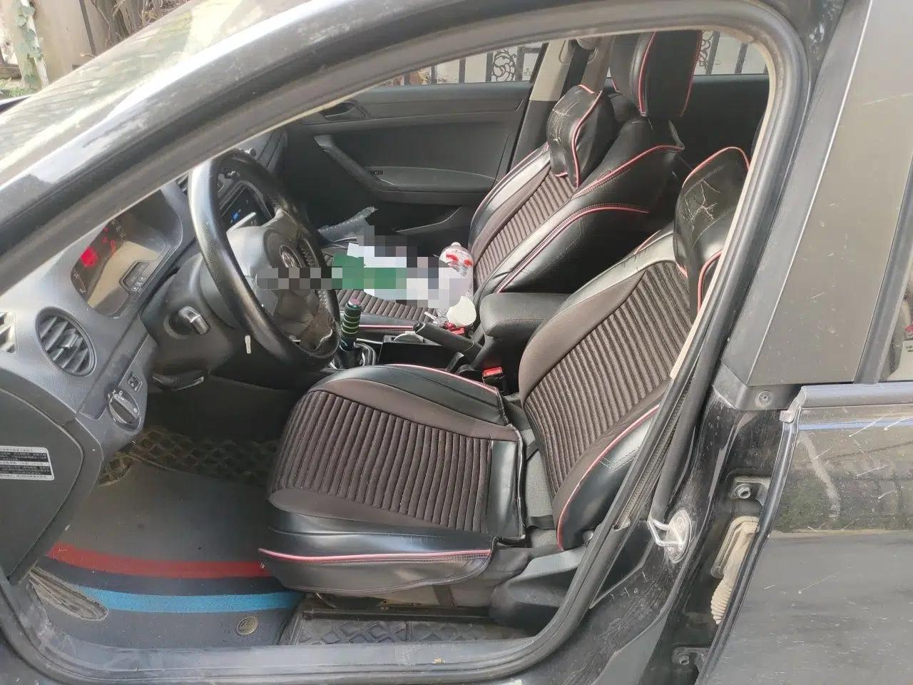 Volkswagen Jetta 2013 1.6L Manual Fashion Edition — миниатюра 15
