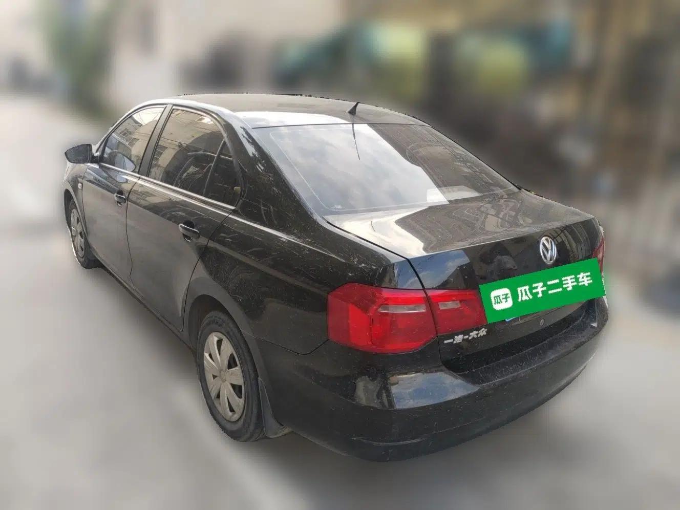 Volkswagen Jetta 2013 1.6L Manual Fashion Edition — миниатюра 4