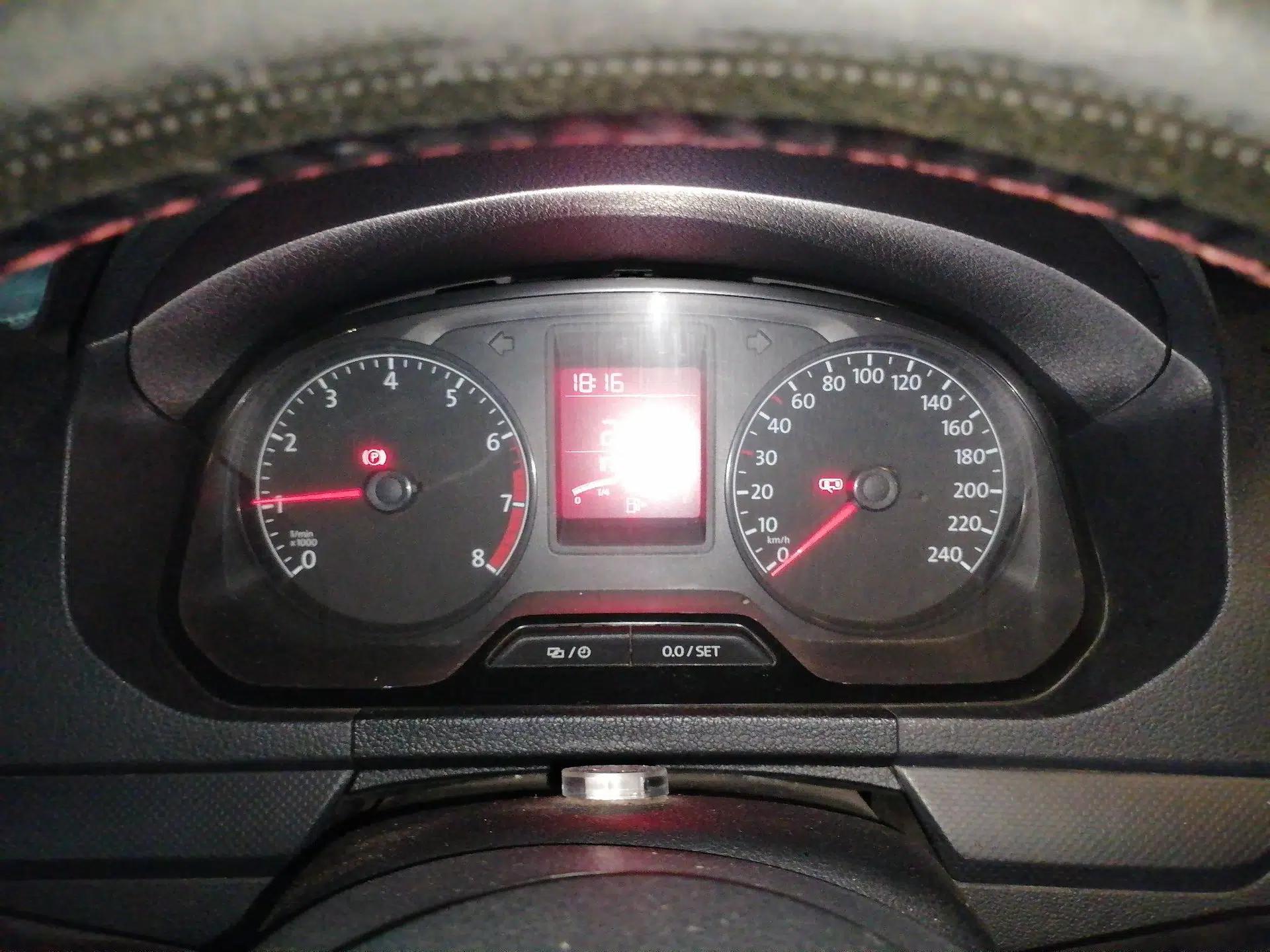 Volkswagen Jetta 2015 1.6L Manual Fashion Edition — миниатюра 11