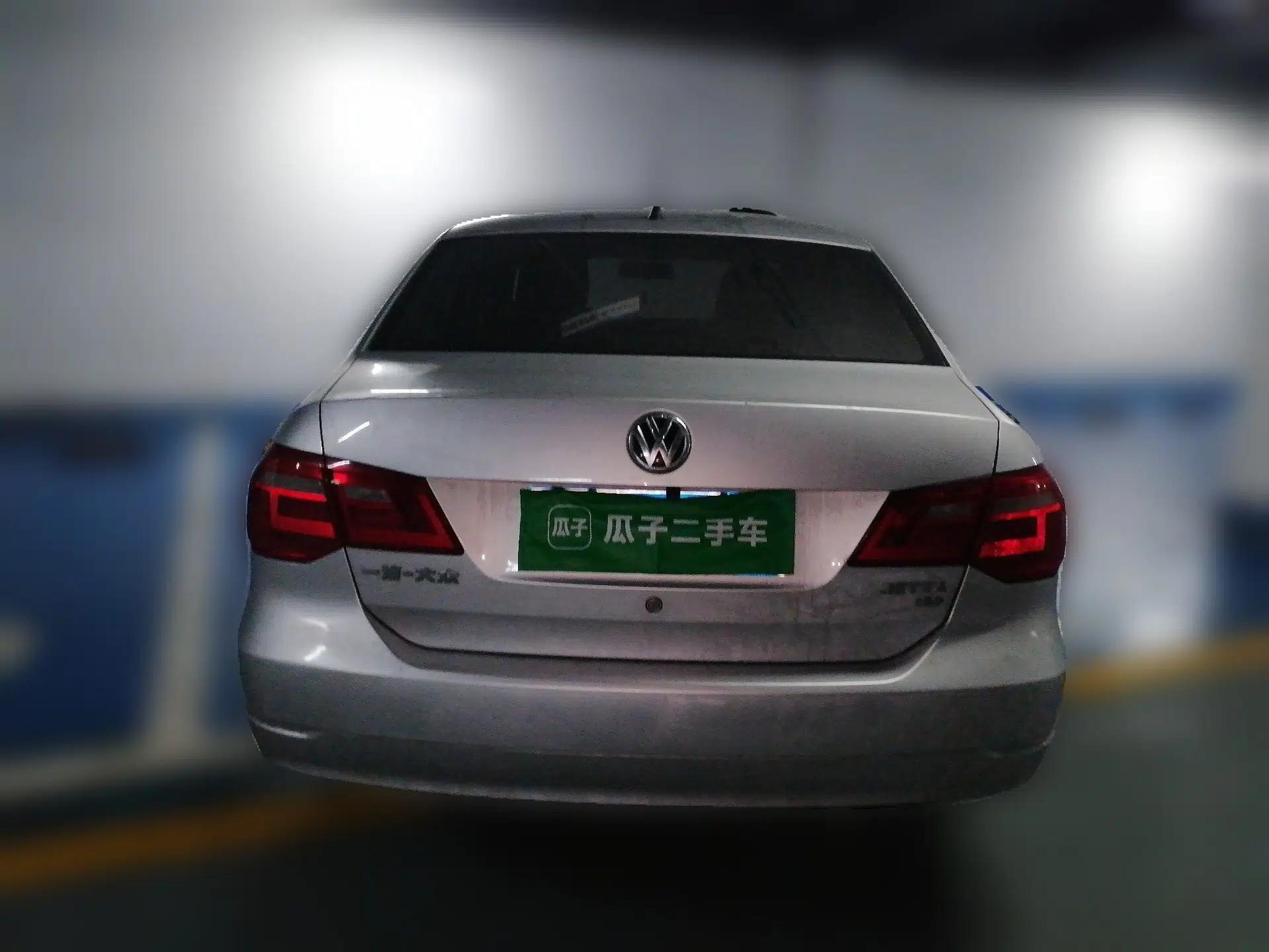 Volkswagen Jetta 2015 1.6L Manual Fashion Edition — миниатюра 5