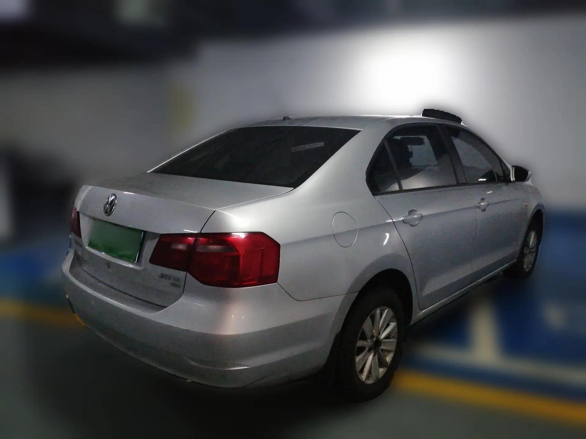 Volkswagen Jetta 2015 1.6L Manual Fashion Edition — миниатюра 6