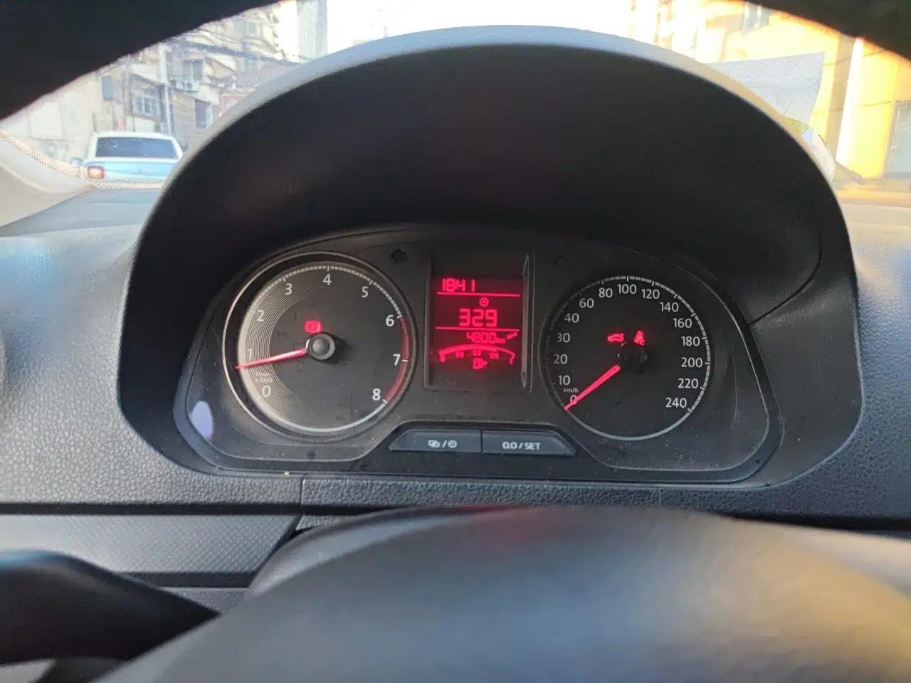 Volkswagen Jetta 2017 1.5L Manual Fashion Edition — миниатюра 11