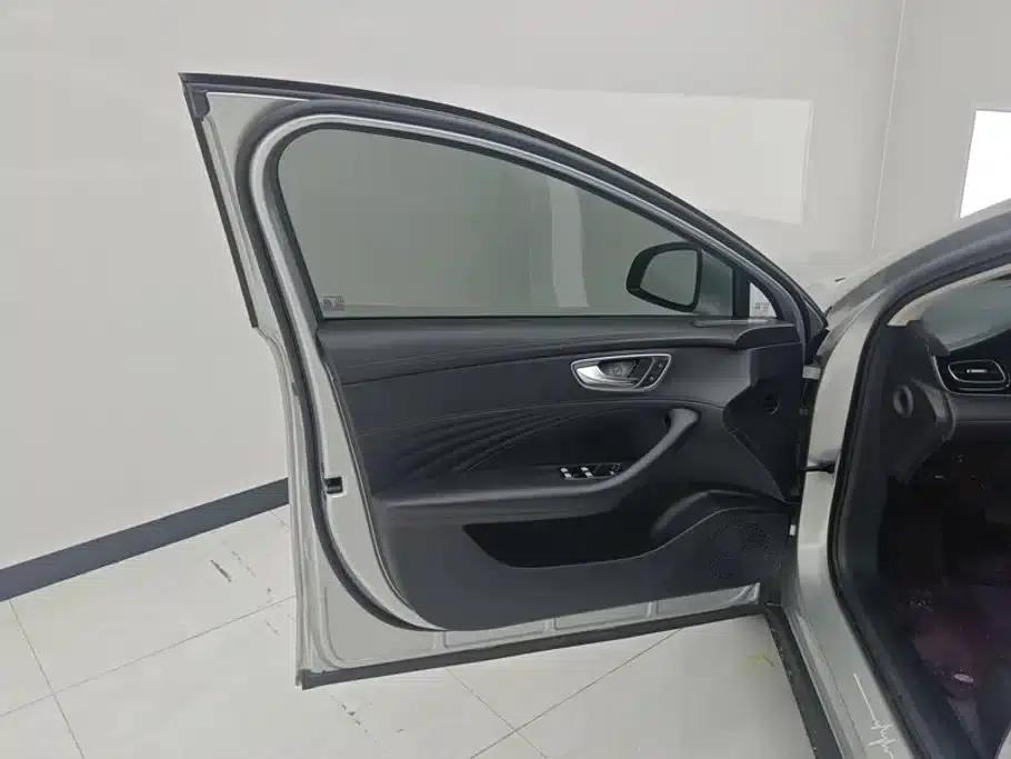 Roewe D7 2025 DMH 125km World Champion Edition — миниатюра 7