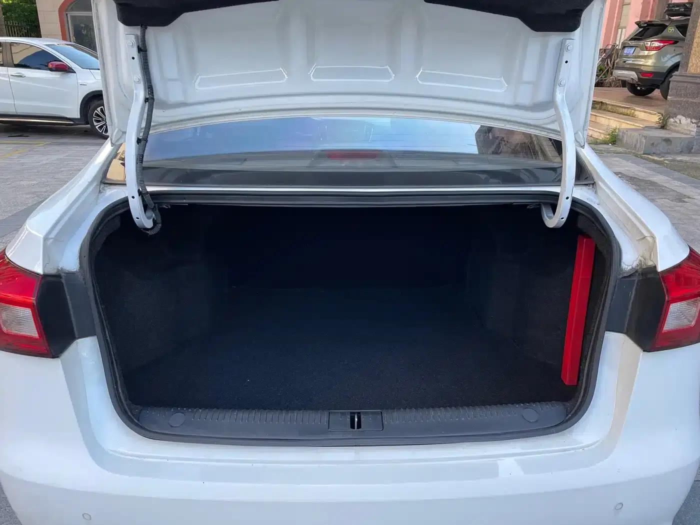 Roewe 360 2015 1.5L Automatic Deluxe Edition — миниатюра 16