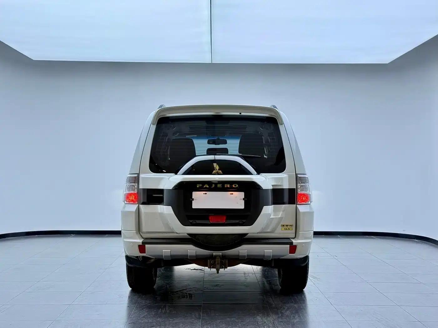 2019 Pajero (Imported) V97 3.8L Automatic — миниатюра 4