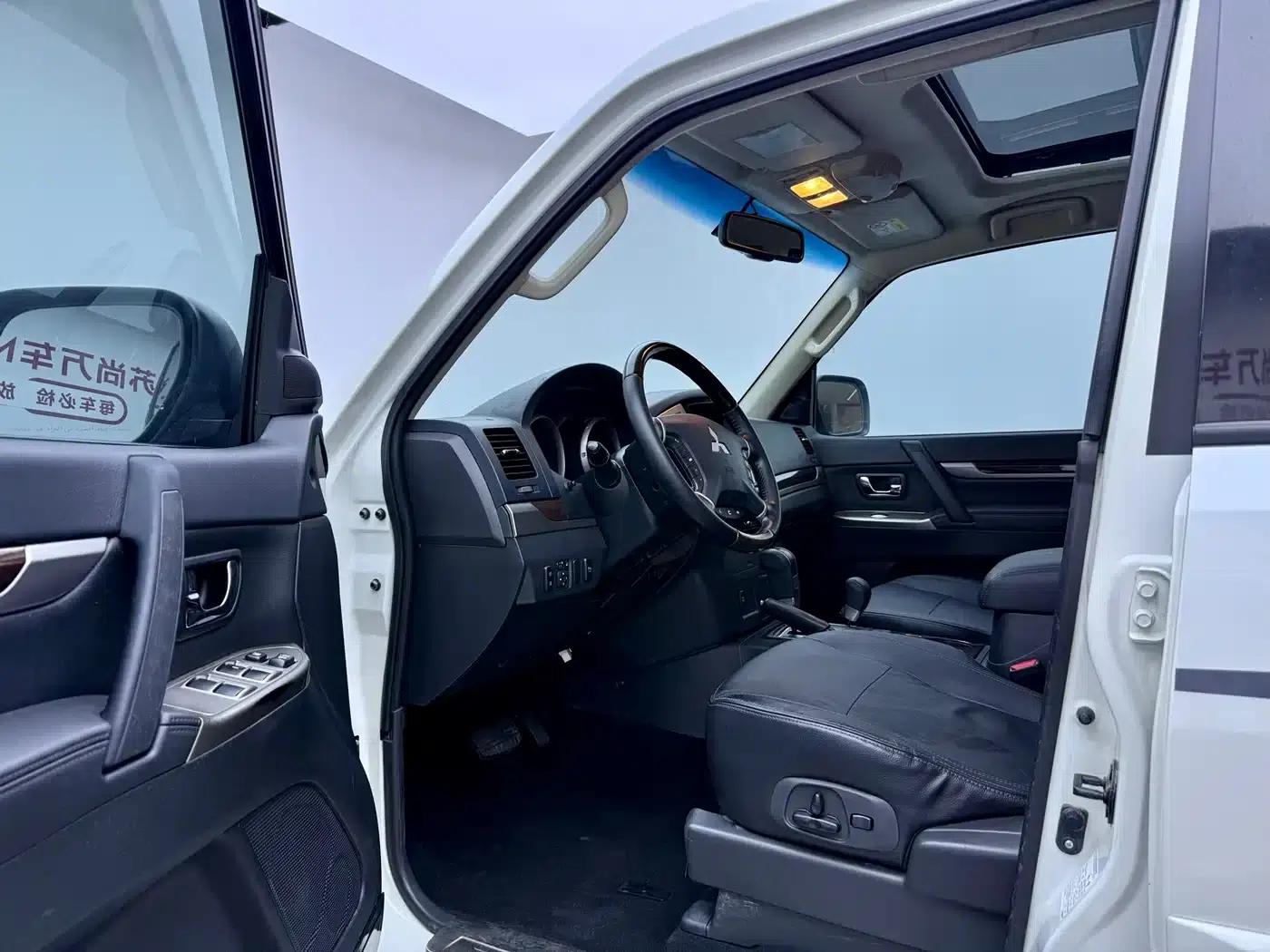 2019 Pajero (Imported) V97 3.8L Automatic — миниатюра 5