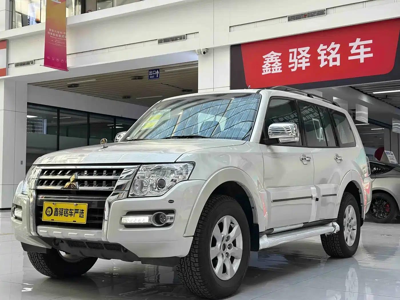 2020 Pajero (Imported) 3.0L Automatic Standard Edition — миниатюра 1