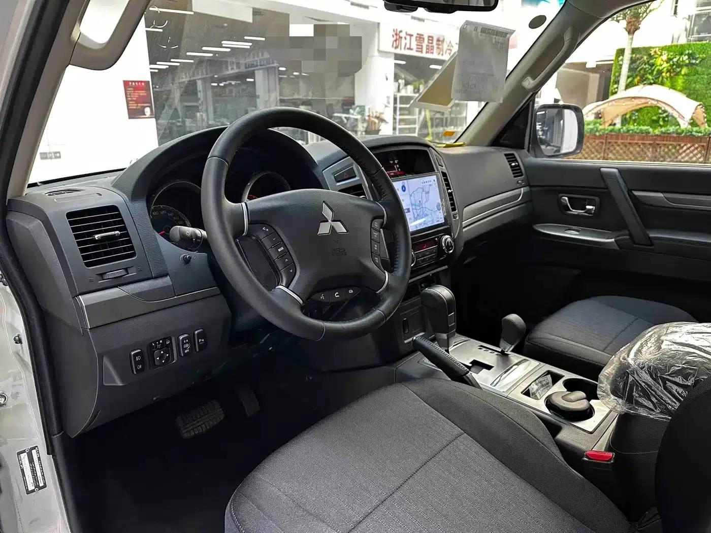 2020 Pajero (Imported) 3.0L Automatic Standard Edition — миниатюра 11