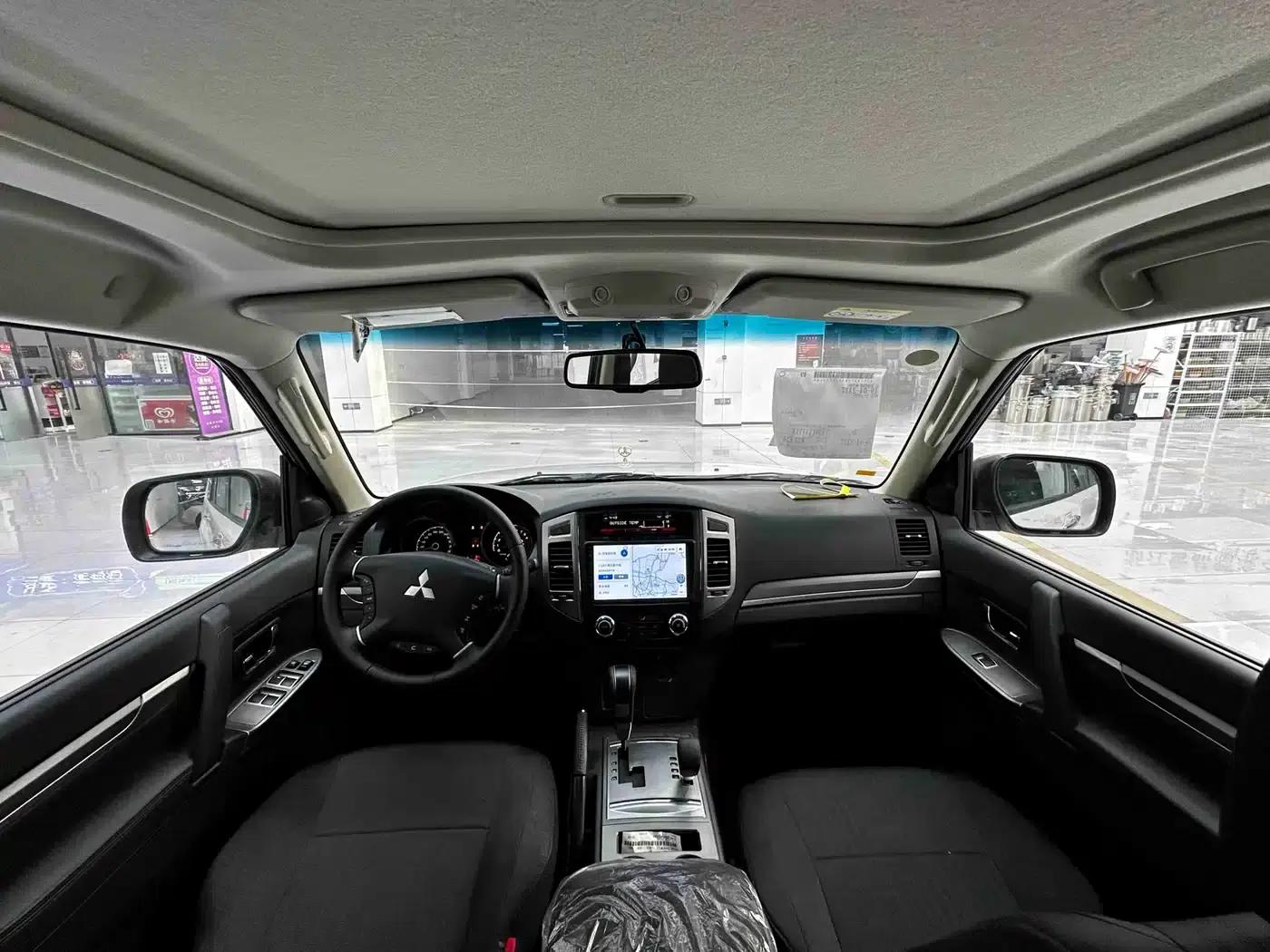 2020 Pajero (Imported) 3.0L Automatic Standard Edition — миниатюра 12