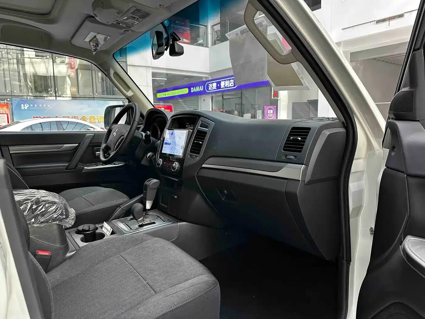 2020 Pajero (Imported) 3.0L Automatic Standard Edition — миниатюра 16