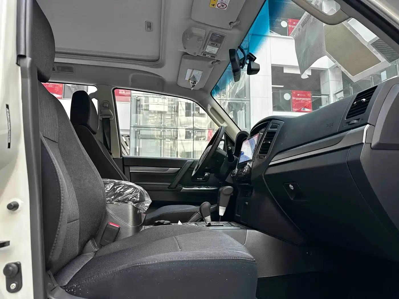 2020 Pajero (Imported) 3.0L Automatic Standard Edition — миниатюра 17