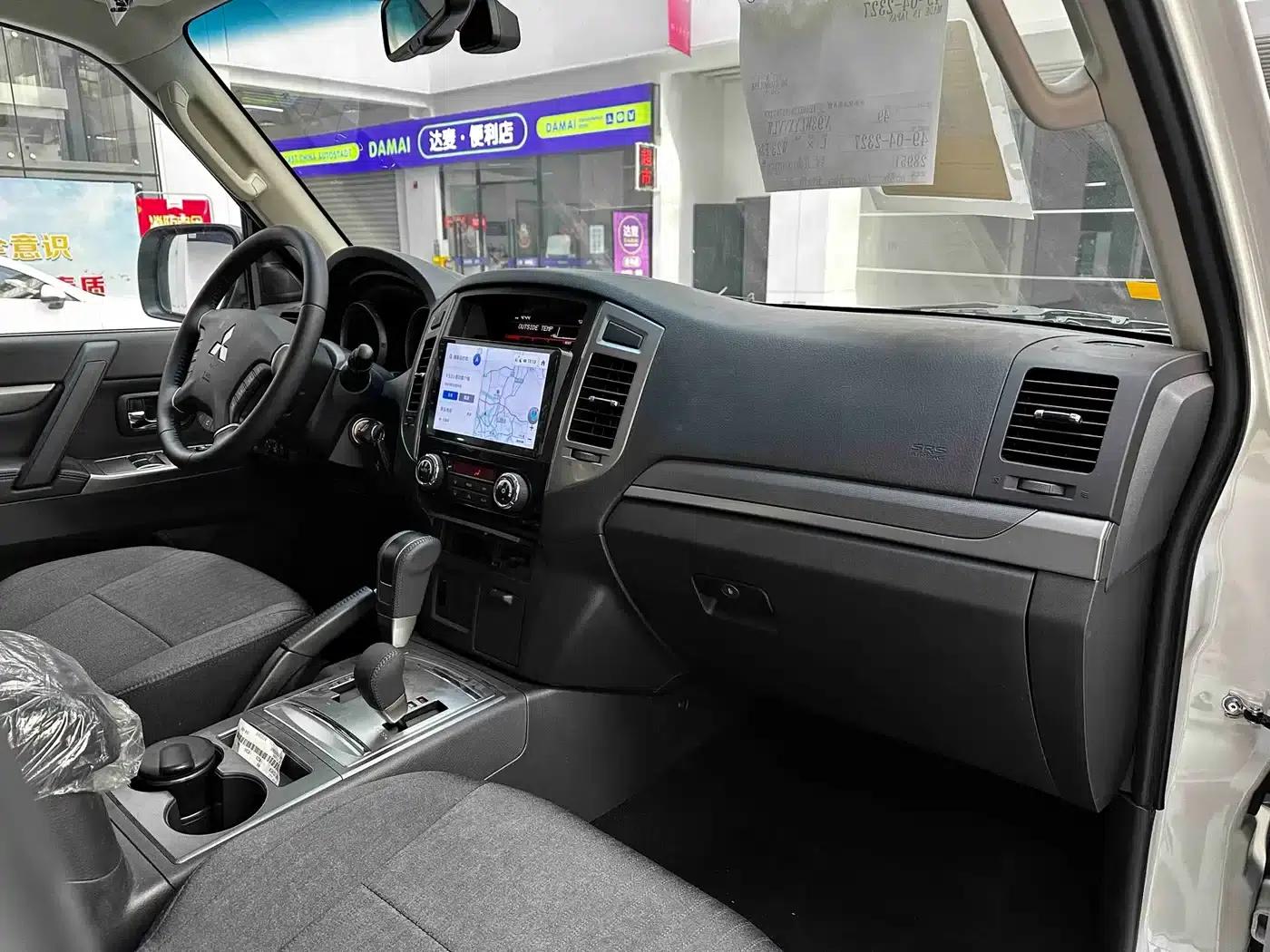 2020 Pajero (Imported) 3.0L Automatic Standard Edition — миниатюра 18