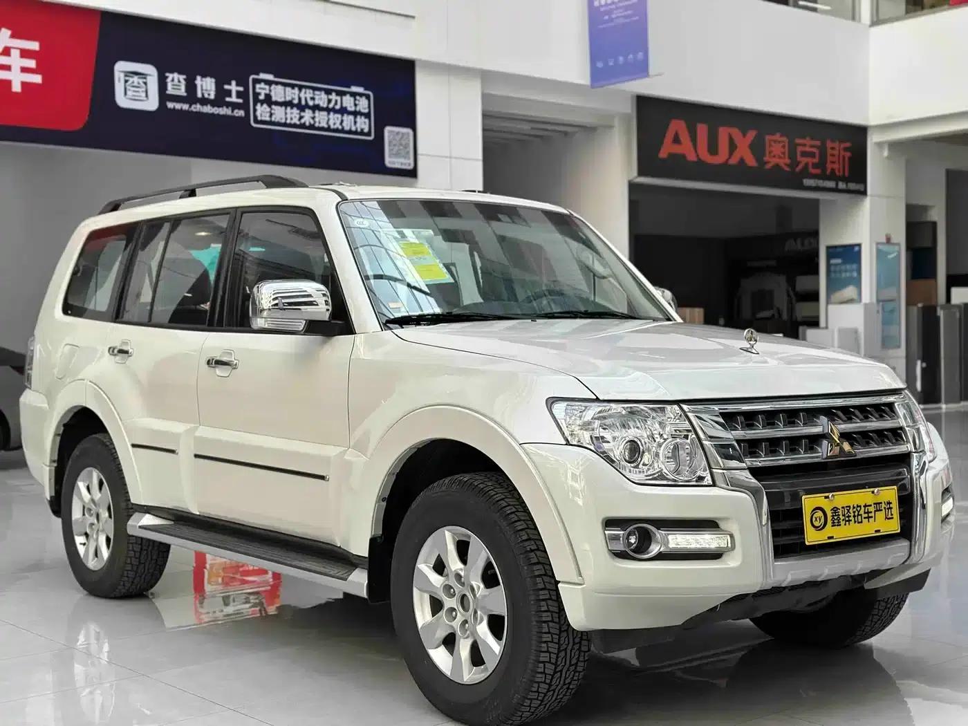 2020 Pajero (Imported) 3.0L Automatic Standard Edition — миниатюра 3