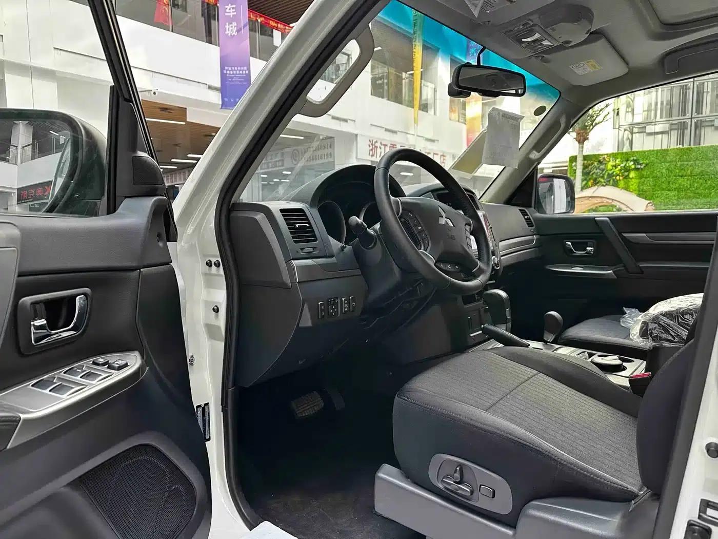2020 Pajero (Imported) 3.0L Automatic Standard Edition — миниатюра 9