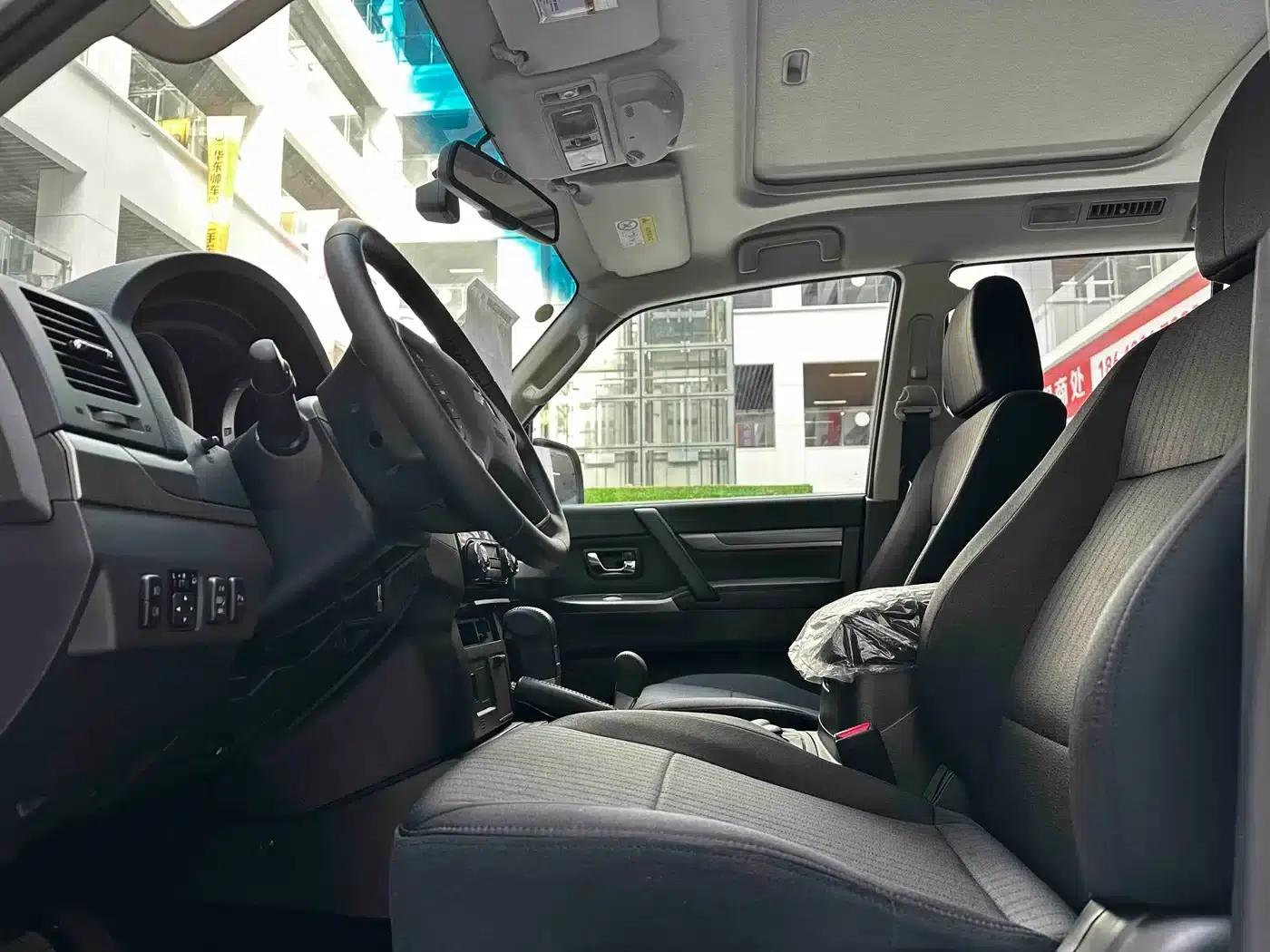 2020 Pajero (Imported) 3.0L Automatic Standard Edition — миниатюра 10