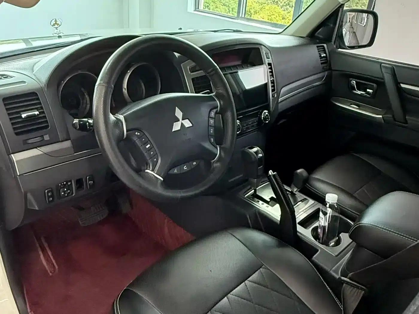 2020 Pajero Imported 3.0L Automatic Luxury Edition — миниатюра 3