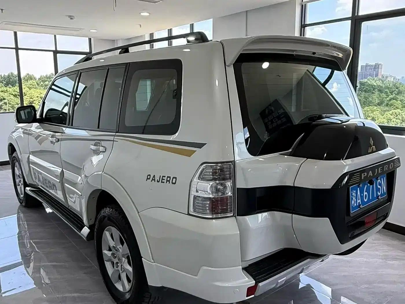 2020 Pajero Imported 3.0L Automatic Luxury Edition — миниатюра 4