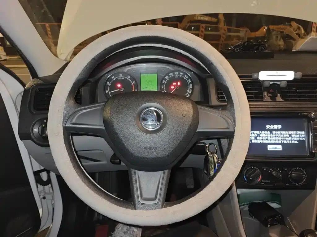 Rapid 2016 1.6L Manual Forward Edition — миниатюра 11