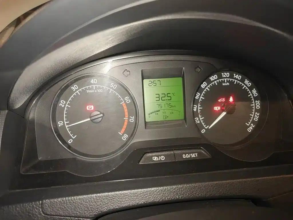 Rapid 2016 1.6L Manual Forward Edition — миниатюра 12