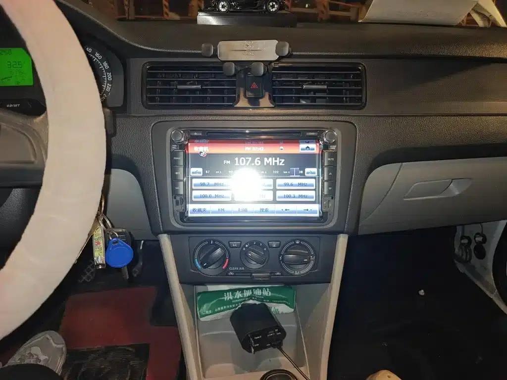 Rapid 2016 1.6L Manual Forward Edition — миниатюра 14