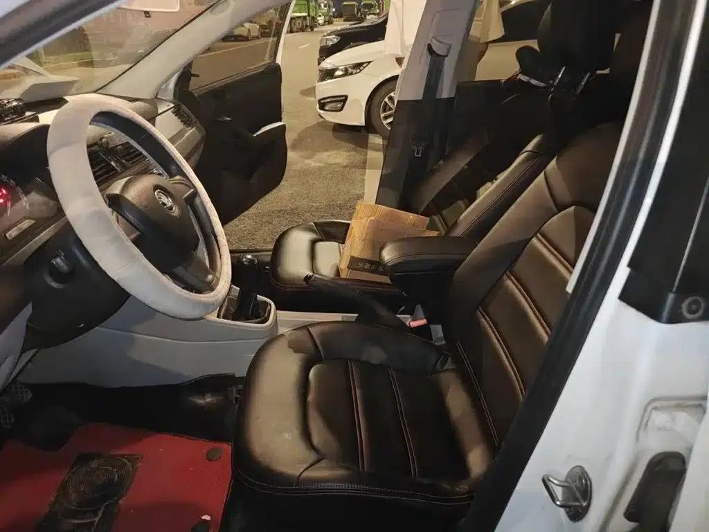 Rapid 2016 1.6L Manual Forward Edition — миниатюра 16