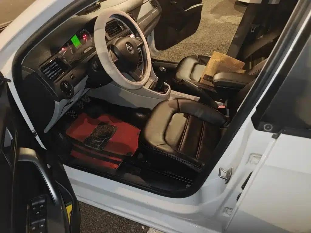 Rapid 2016 1.6L Manual Forward Edition — миниатюра 17