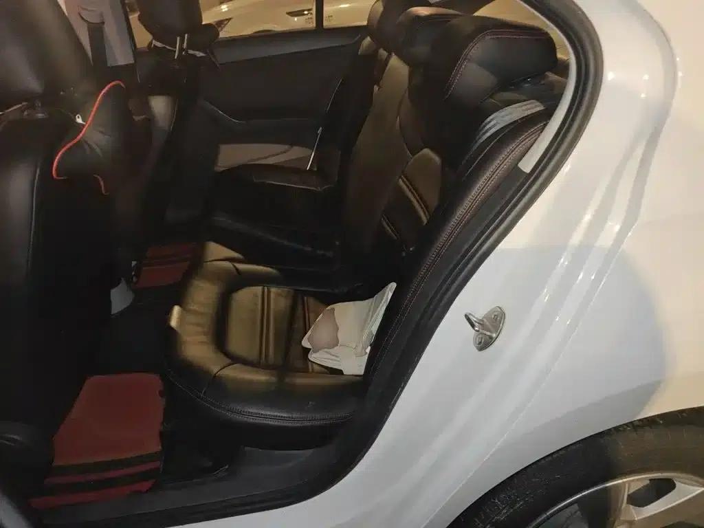 Rapid 2016 1.6L Manual Forward Edition — миниатюра 18