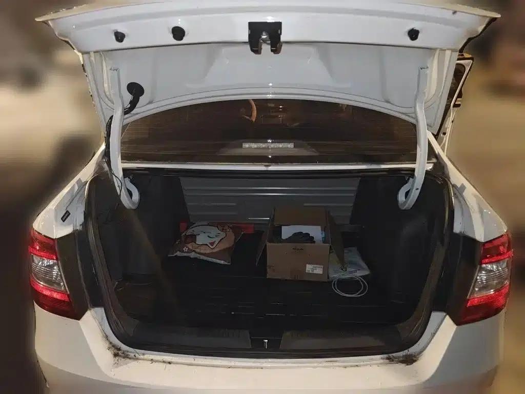 Rapid 2016 1.6L Manual Forward Edition — миниатюра 20