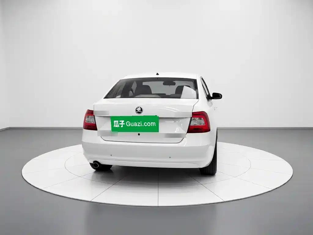 Rapid 2016 1.6L Manual Forward Edition — миниатюра 5