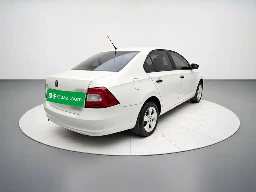 Rapid 2016 1.6L Manual Forward Edition — миниатюра 6