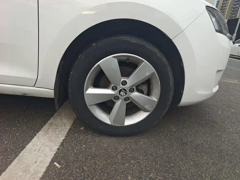 Rapid 2016 1.6L Manual Forward Edition — миниатюра 8