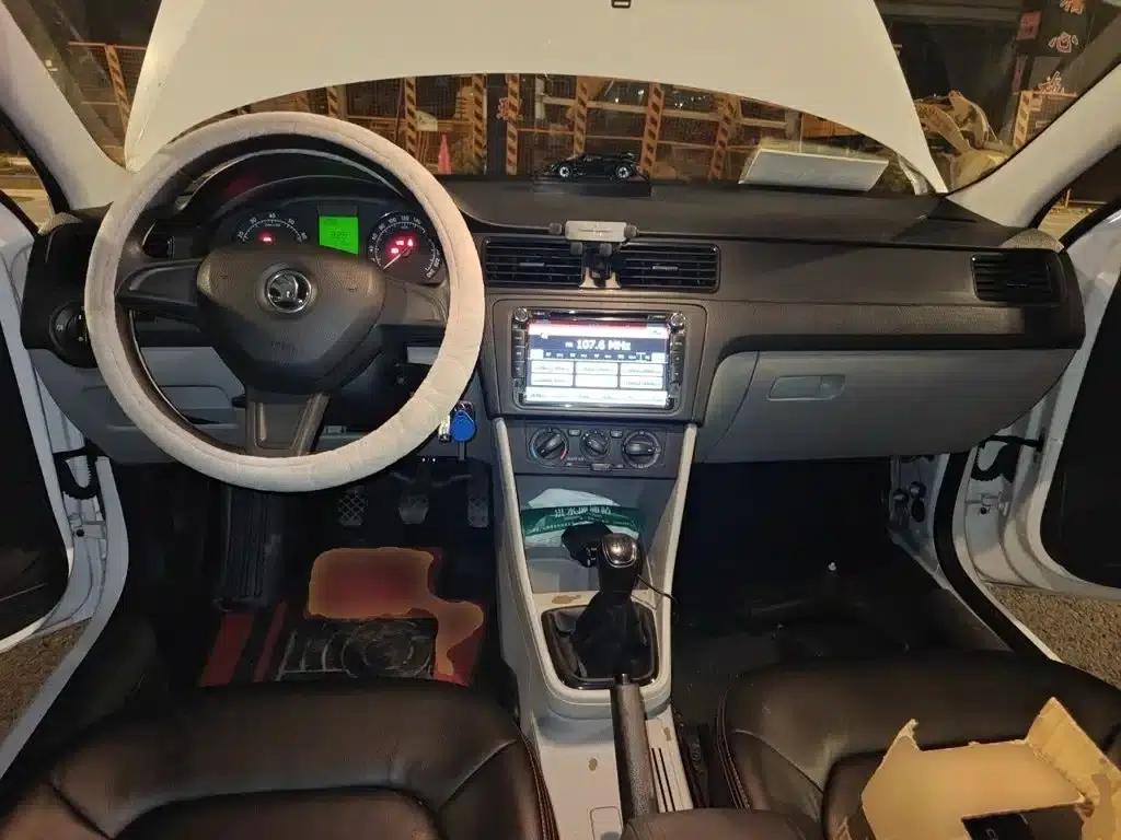 Rapid 2016 1.6L Manual Forward Edition — миниатюра 10