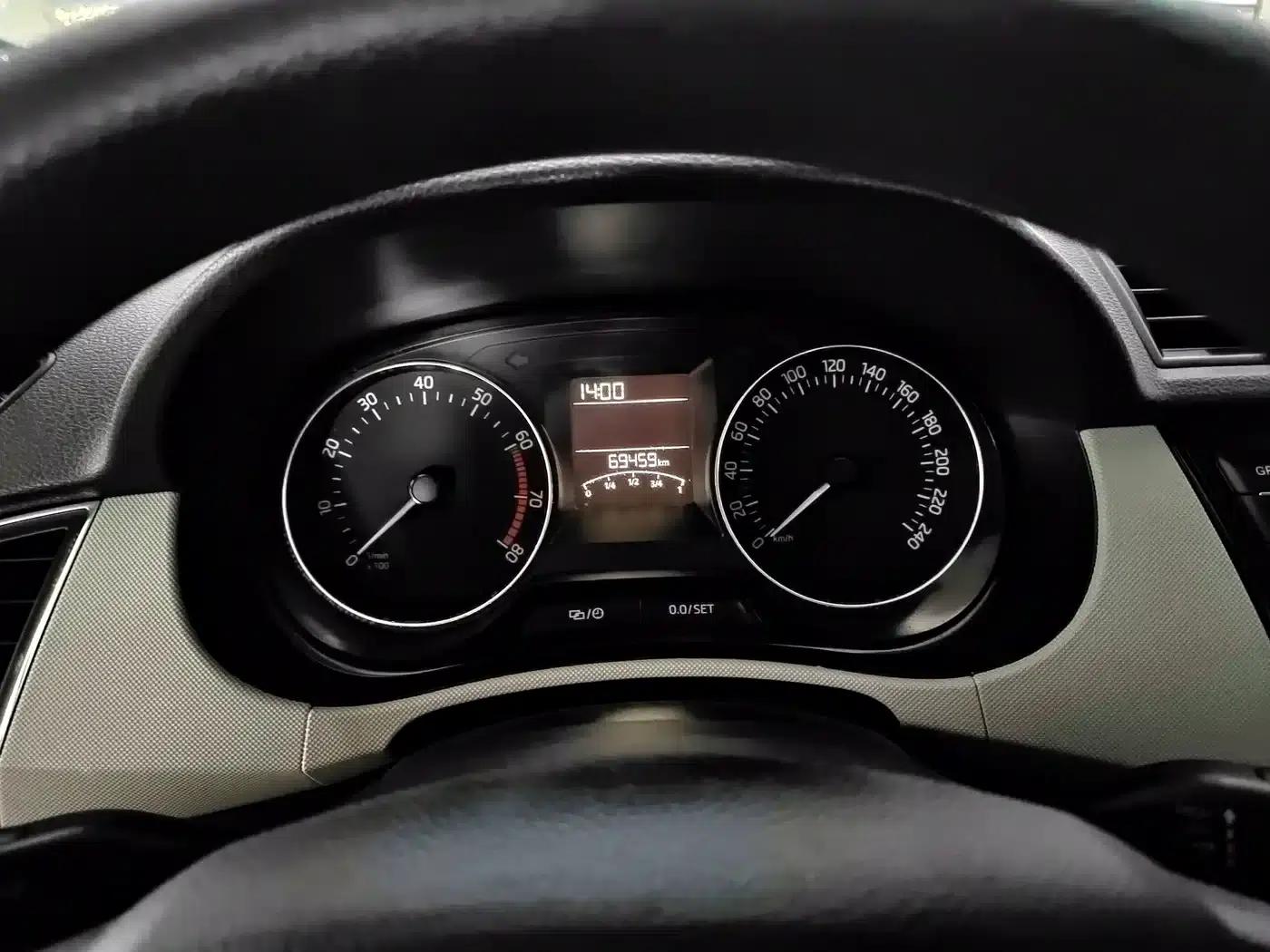 Fabia 2015 1.4L Automatic Comfortline — миниатюра 6