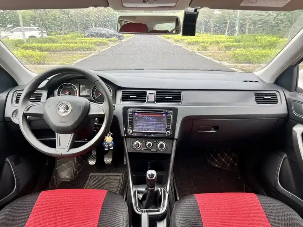 Rapid Spaceback 2016 Facelift 1.6L Manual Forward Edition — миниатюра 17