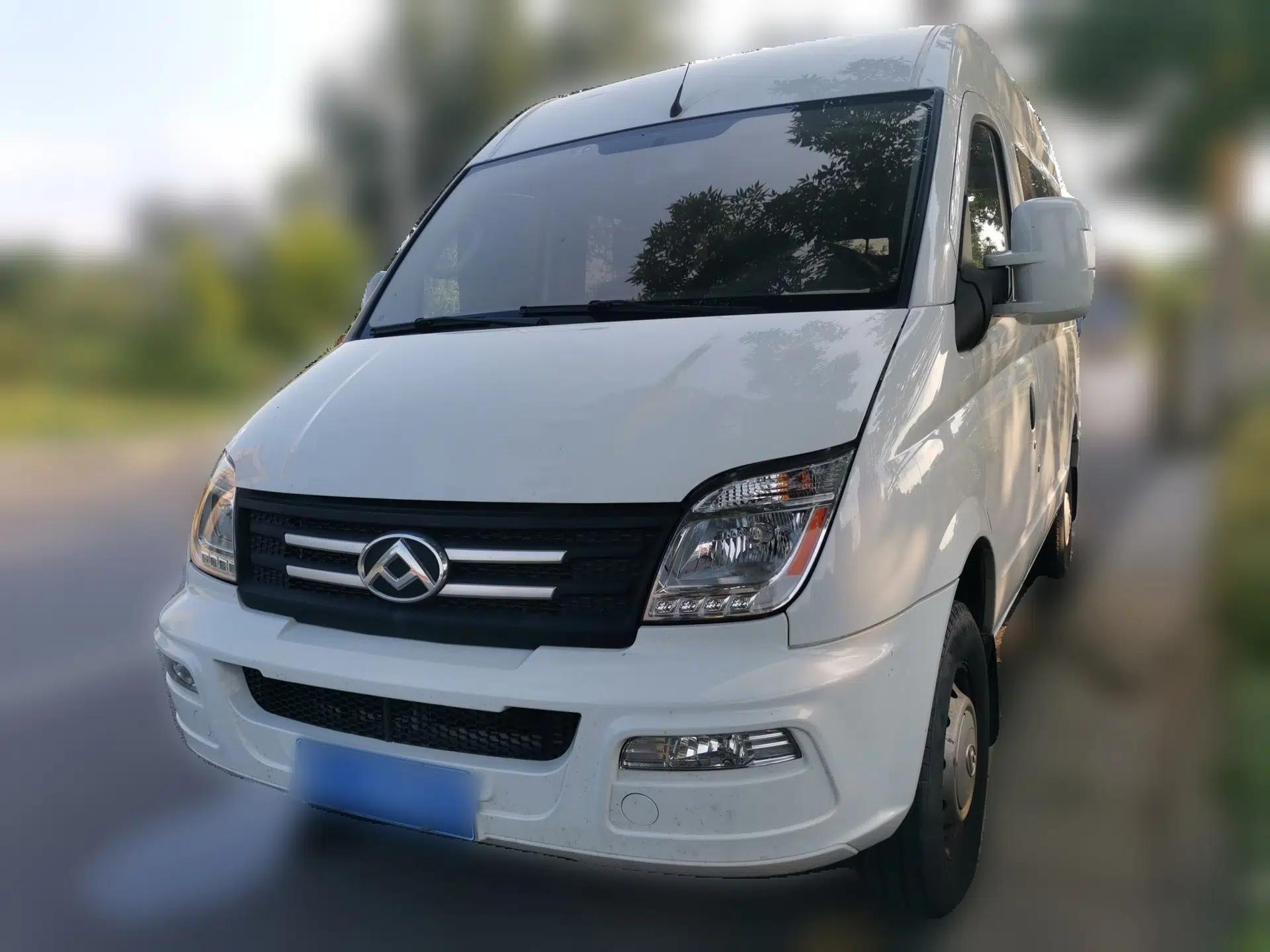 SAIC MAXUS Xintu V80 2021 2.0T Manual Classic Aoyuntong Short Wheelbase Ultra-Low Roof 5/6-Seater — миниатюра 1