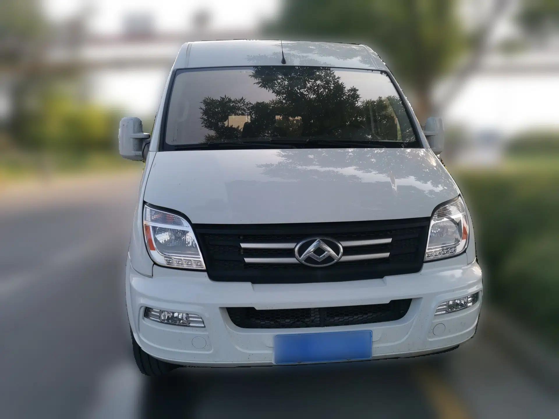 SAIC MAXUS Xintu V80 2021 2.0T Manual Classic Aoyuntong Short Wheelbase Ultra-Low Roof 5/6-Seater — миниатюра 2