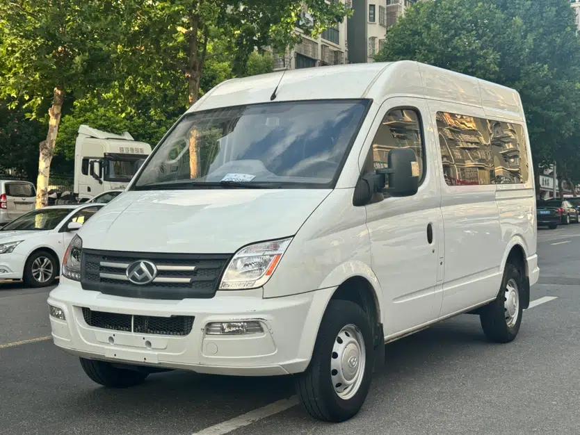 SAIC MAXUS Xintu V80 2021 2.0T Manual Classic Aoyuntong Short Wheelbase Mid-Roof 5/6-Seater — миниатюра 1