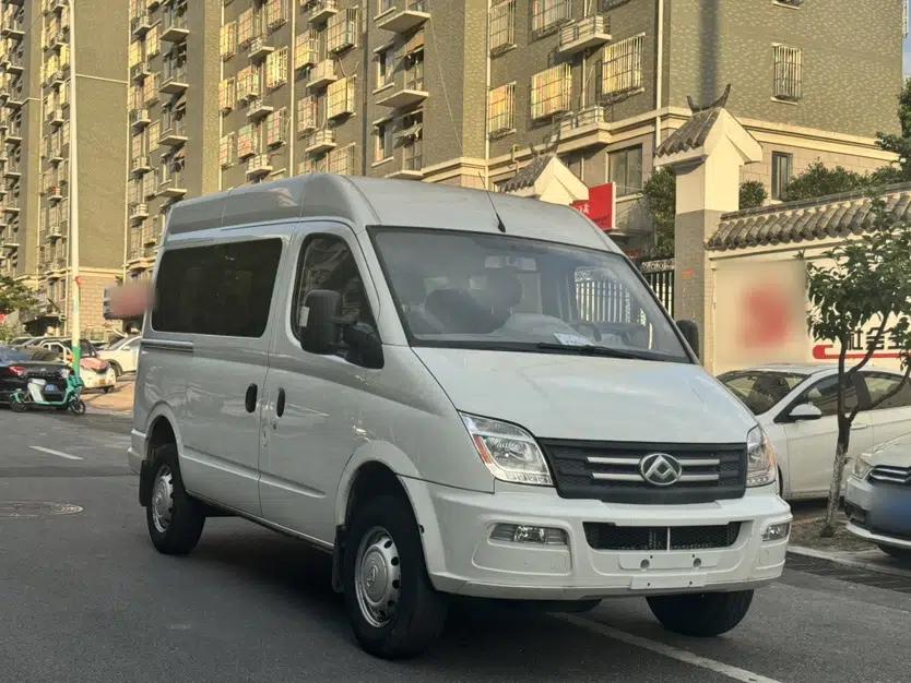 SAIC MAXUS Xintu V80 2021 2.0T Manual Classic Aoyuntong Short Wheelbase Mid-Roof 5/6-Seater — миниатюра 14