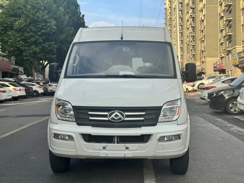 SAIC MAXUS Xintu V80 2021 2.0T Manual Classic Aoyuntong Short Wheelbase Mid-Roof 5/6-Seater — миниатюра 16