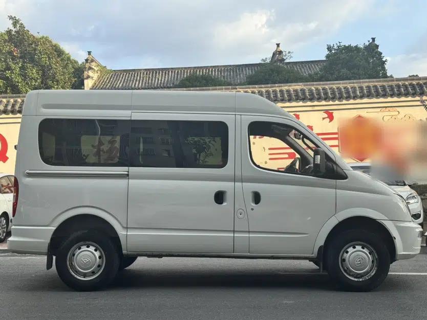 SAIC MAXUS Xintu V80 2021 2.0T Manual Classic Aoyuntong Short Wheelbase Mid-Roof 5/6-Seater — миниатюра 17