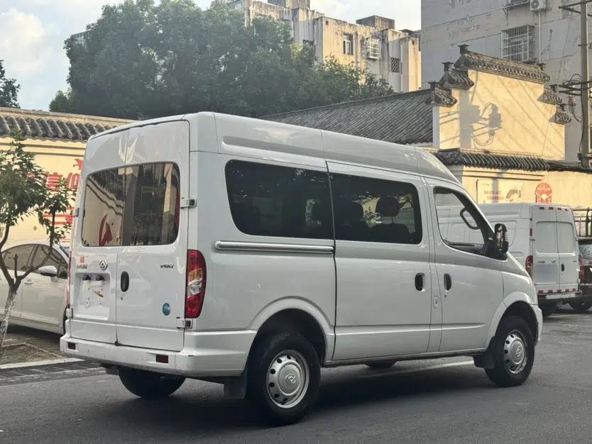 SAIC MAXUS Xintu V80 2021 2.0T Manual Classic Aoyuntong Short Wheelbase Mid-Roof 5/6-Seater — миниатюра 18