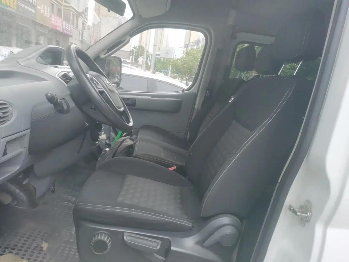 SAIC MAXUS Xintu V80 2021 2.0T Manual Classic Aoyuntong Short Wheelbase Mid-Roof 5/6-Seater — миниатюра 24