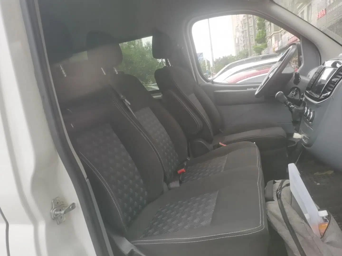 SAIC MAXUS Xintu V80 2021 2.0T Manual Classic Aoyuntong Short Wheelbase Mid-Roof 5/6-Seater — миниатюра 26